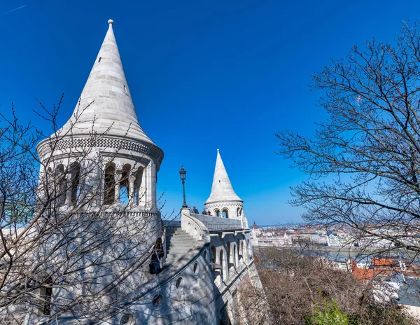 Bastions van Buda Castle op een zonnige dag met toeristen — Stockfoto