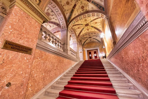 Budapešť – 30. března 2019: interiér opery. Je to jedna z — Stock fotografie
