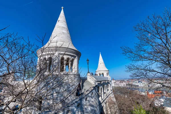 BUDAPEST - 31 de marzo de 2019: Bastiones del Castillo de Buda en una soleada da —  Fotos de Stock