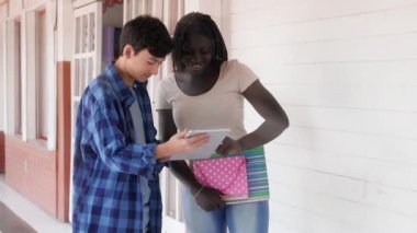 Lisede öğrencilerin birlikte tablet kullandıklarını gösteren görüntüler.