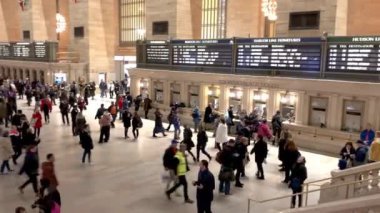 footage of crowd of people at New York train station, USA