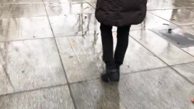 Yağmurlu sonbahar sokağında yürürken çekilmiş görüntüler.