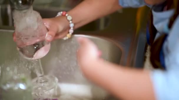 Руки Жінки Поливає Воду Склянки Молока — стокове відео