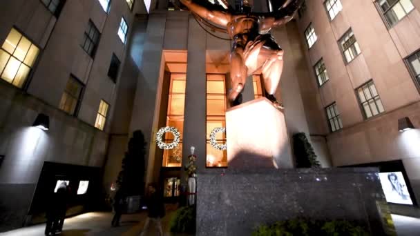 Πλάνα Από Άγαλμα Του Άτλαντα Μπροστά Από Rockfeller Center Νέα — Αρχείο Βίντεο