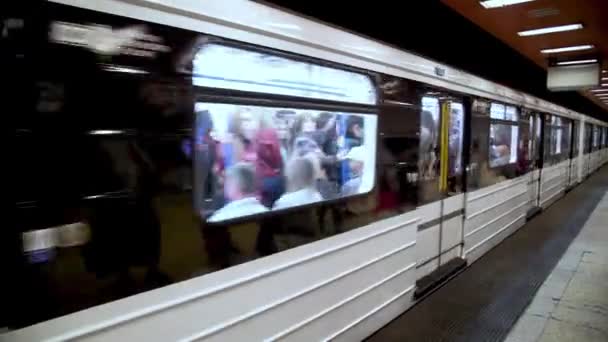 Metraje Moderna Estación Metro Plataforma Con Tren Llegada — Vídeos de Stock