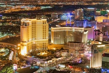 Helikopter görüldüğü gibi Las Vegas gece havadan görünümü
