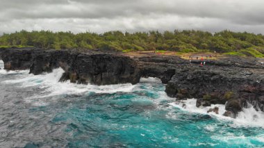 Pont Naturel Mauritius havadan görünümü. Doğal taş köprü, ATR