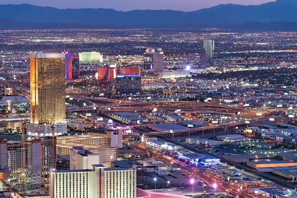Vue aérienne nocturne de Las Vegas depuis l'hélicoptère — Photo