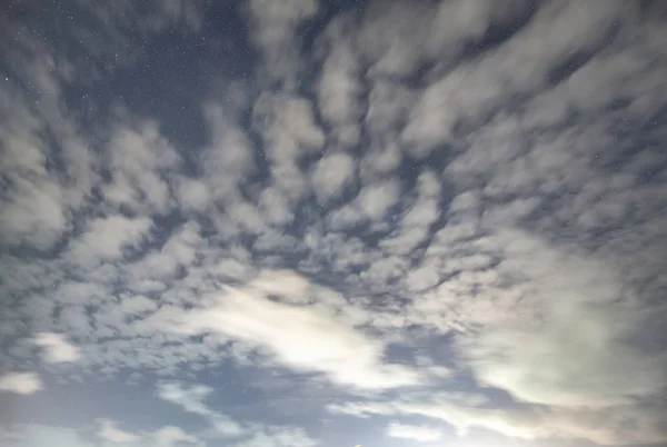 Ciel nuageux avec étoiles la nuit — Photo