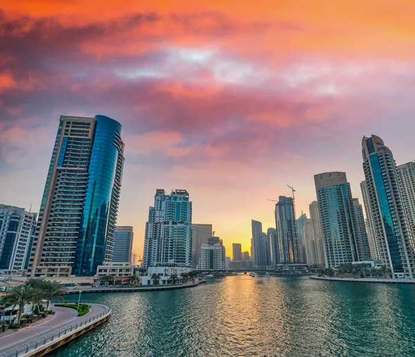 Закатный горизонт Дубай Марина, Объединенные Арабские Эмираты — стоковое фото