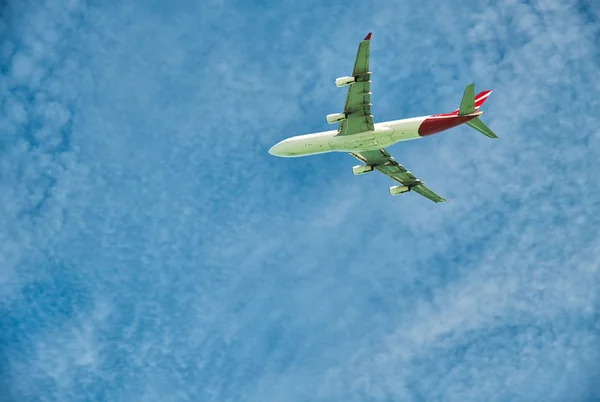 Vista aérea del avión contra el hermoso cielo azul con nubes — Foto de Stock