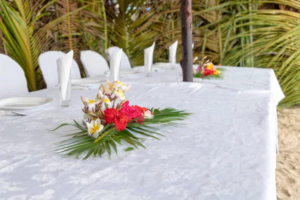 Set de mesa con flores en una hermosa playa —  Fotos de Stock