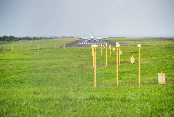 Samolot wylądował na wsi pasa startowego lotniska — Zdjęcie stockowe