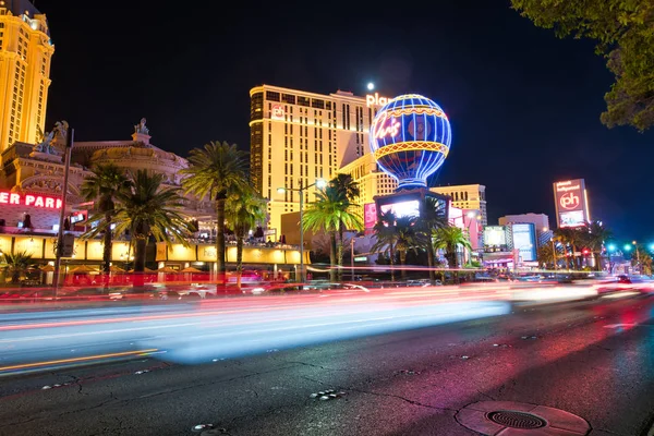 LAS VEGAS, NV - 29 DE JUNIO DE 2018: Tráfico nocturno de automóviles a lo largo de La Franja —  Fotos de Stock