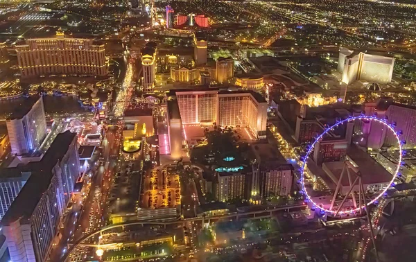 Nachtelijke luchtfoto van de skyline van Las Vegas van helikopter — Stockfoto