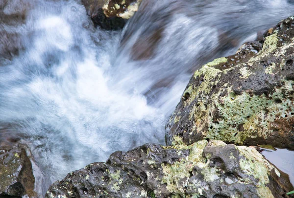 Aguas borrosas en movimiento de cascadas — Foto de Stock