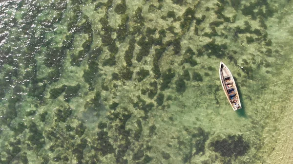 ビーチとボートの頭上の空中ビュー — ストック写真