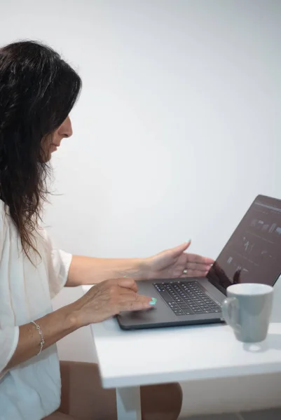 Beautiful female photographer reviewing pictures on her laptop m — Stock Photo, Image
