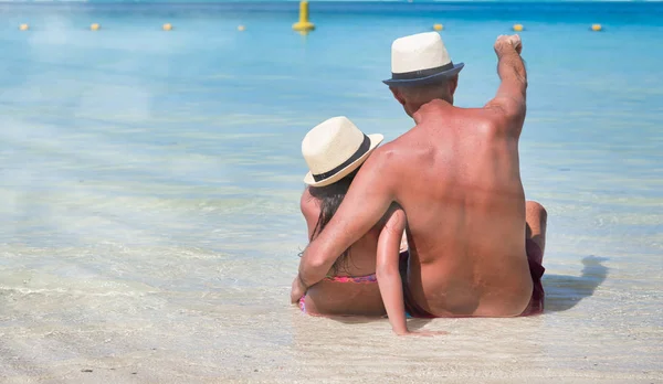 Padre e hija hablando en una hermosa playa, sentados en el —  Fotos de Stock