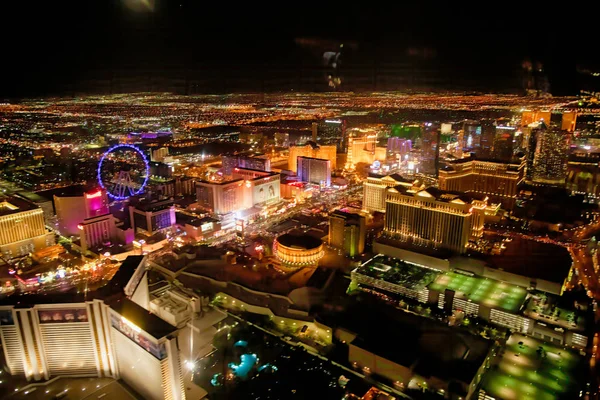 LAS VEGAS, NV - 29 de junio de 2018: Vista aérea nocturna de las calles de la ciudad — Foto de Stock