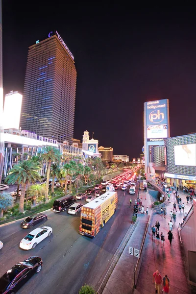 Las Vegas, NV-29 juni 2018: auto nachtverkeer langs de strip — Stockfoto