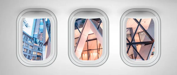 Современные здания Лондона, как видно через три окна самолета . — стоковое фото