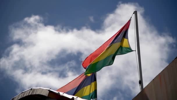 Mauritius Mavi Arkaplanda Sallanan Ulusal Bayraklarının Yakın Plan Görüntüleri — Stok video