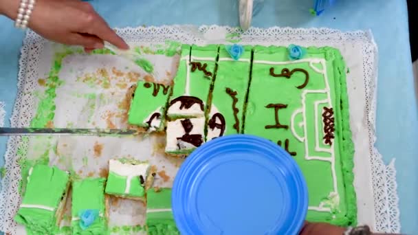 Крупним Планом Кадри Людей Ріжуть Торт День Народження — стокове відео
