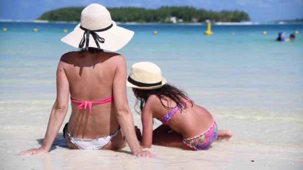 Footage Happy Mother Daughter Relaxing Sandy Beach — Stock Video