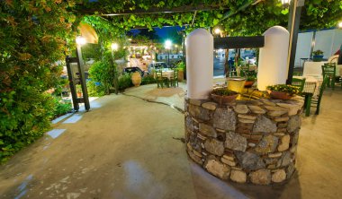 Yaz günbatımında güzel Akdeniz restoranı. Holiday con