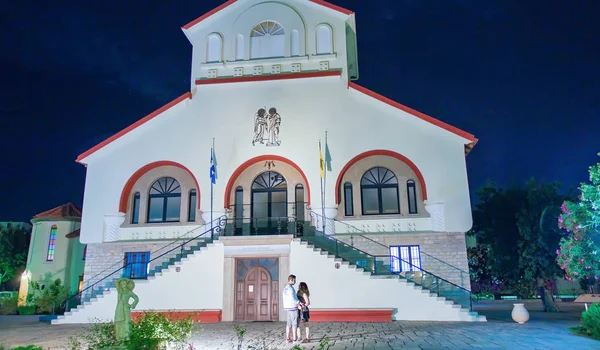 Kos, Grekland-juli 2014: natt beskåda av den härliga kyrkan. Kos är — Stockfoto