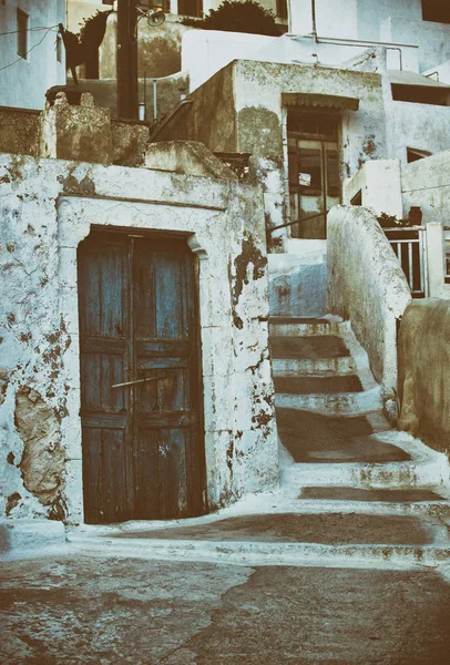 Casas de pueblo en Santorini. Paisaje urbano Oia —  Fotos de Stock