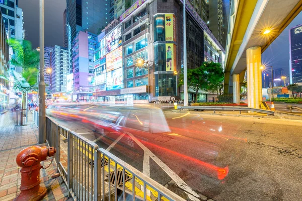 HONG KONG - 4 MAGGIO 2014: Strade cittadine e traffico notturno. Hong. — Foto Stock