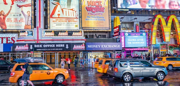 NEW YORK CITY - JUNE 13, 2013: Tourists enjoy night life in Time — ストック写真