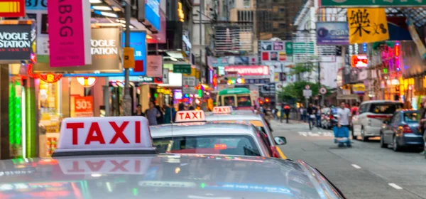 ГОНКОНГ, КИНА - МАЙ 2014: Городские такси и движение на закате. H — стоковое фото