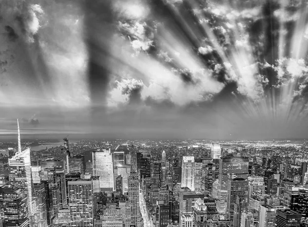 Tall Sky skrapor i Midtown Manhattan, natt antenn Visa — Stockfoto