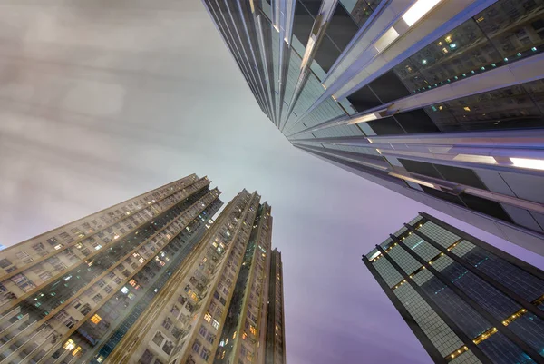 Νυχτερινή θέα στον ουρανοξύστη της Μητρόπολης. Επιχειρήσεις και Κόρπο — Φωτογραφία Αρχείου
