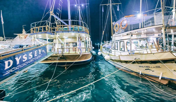 KOS, GRÉCIA - JULHO 2014: Vista noturna do porto da cidade com shi ancorado — Fotografia de Stock