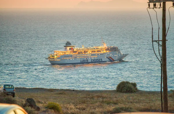 Salida de crucero en el océano al atardecer de verano —  Fotos de Stock