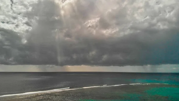 Vista aérea del hermoso océano con la tormenta acercándose — Foto de Stock