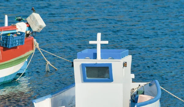Greckie łodzie w porcie — Zdjęcie stockowe