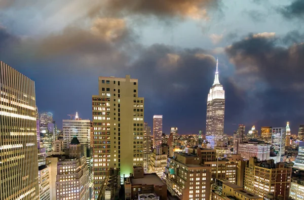 Solnedgång flyg utsikt över Midtown Manhattan skyline från en New York — Stockfoto