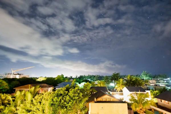 Sternenhimmel über mauritius-stadt, südliche emisphäre milchstraße witz — Stockfoto