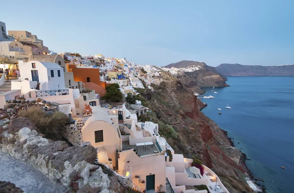 Oisa, Santorin. Paysage urbain grec de la ville au coucher du soleil d'été — Photo