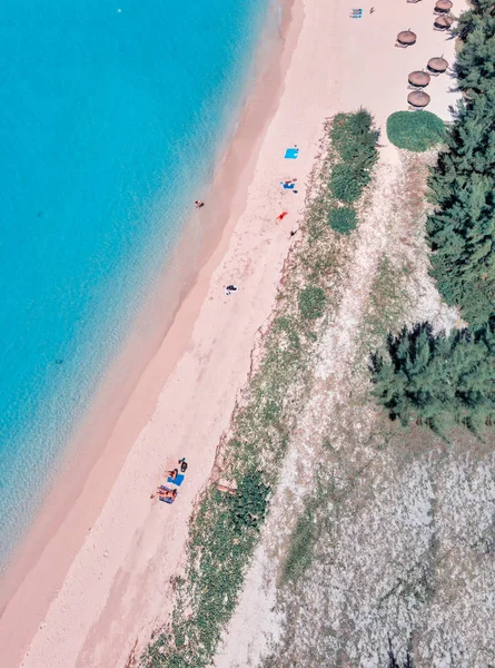 Vista aérea de la hermosa playa con vegetación — Foto de Stock