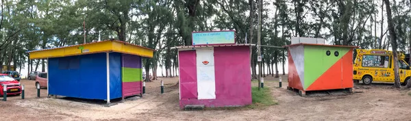 Mauritius-2 mei 2019: kleurrijke hutten verkoop van voedsel op het strand — Stockfoto