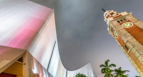 Vista notturna degli edifici East Tsim Sha Tsui, Hong Kong — Foto Stock