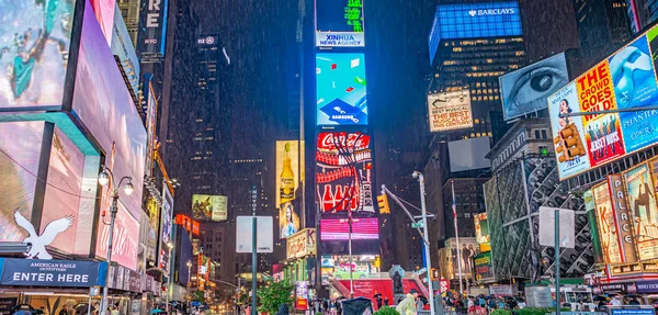 Město New York-13. června 2013: turisté si užívají nočního života v čase — Stock fotografie
