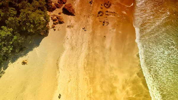 Luchtfoto bovenaanzicht van warm water strand en kustlijn, nieuwe ijver — Stockfoto