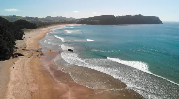 Luftaufnahme von Strand und Küste mit heißem Wasser, Neuseeland — Stockfoto